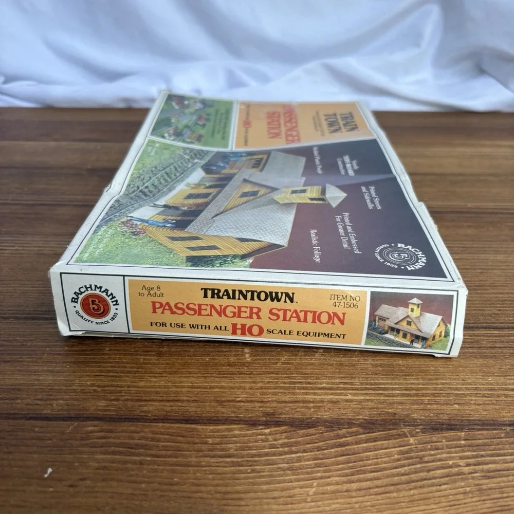 Bachmann Train Town HO Scale Passenger Station Model Kit 47-1506 Complete Box